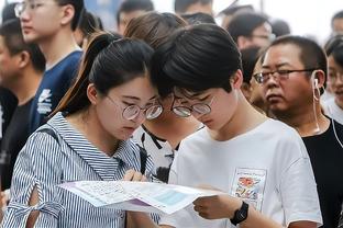 日媒晒梅西今日下午训练视频：尝试慢跑并参与对抗